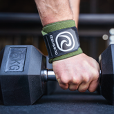 Rehband Wristwrap leger groen dumbell vasthouden